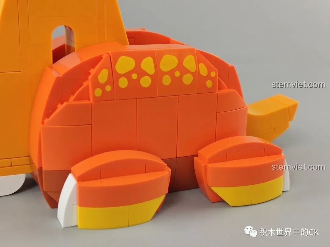 Các mô hình khủng long Fun Desk JAKI trên bàn học, đa chức năng