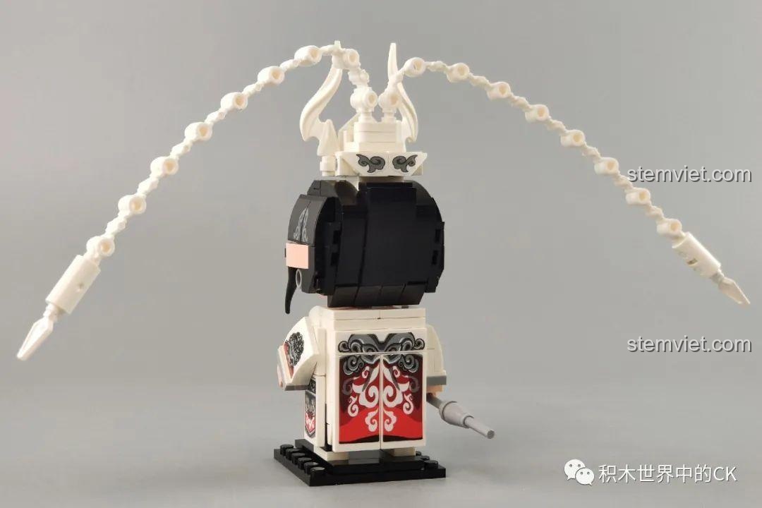 Mô hình lắp ráp Khương Tử Nha (Jiang Ziya) hoàn chỉnh từ Zhegao QL2304, với râu dài và trang phục đạo sĩ.