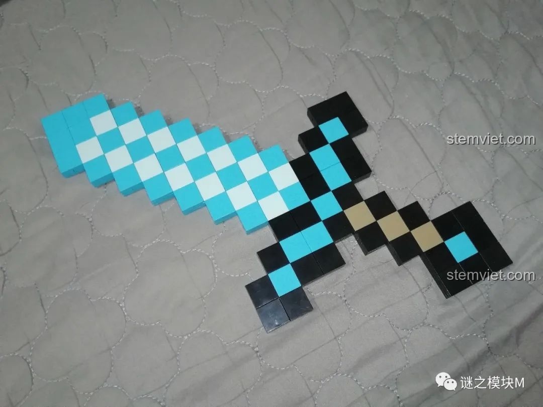 Mô hình Kiếm Kim Cương Minecraft hoàn thiện từ bộ lắp ráp RENZAIMA 733, màu sắc tươi sáng, thiết kế pixel.