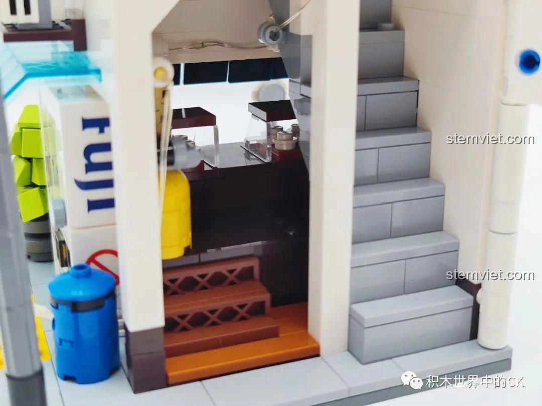 Chi tiết mái nhà của mô hình đồ chơi CaDA C66006 Nhà Bánh Bao Nhật Bản, với cửa sổ trời và các chi tiết trang trí.