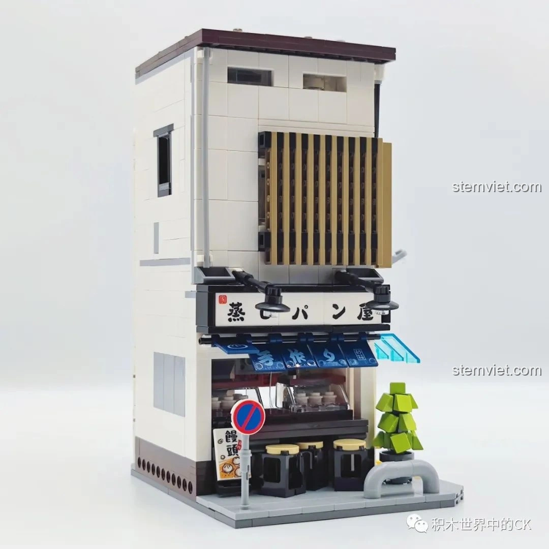 Chi tiết phần tầng trên của mô hình đồ chơi CaDA C66006 Nhà Bánh Bao Nhật Bản, với cửa sổ và cây leo.