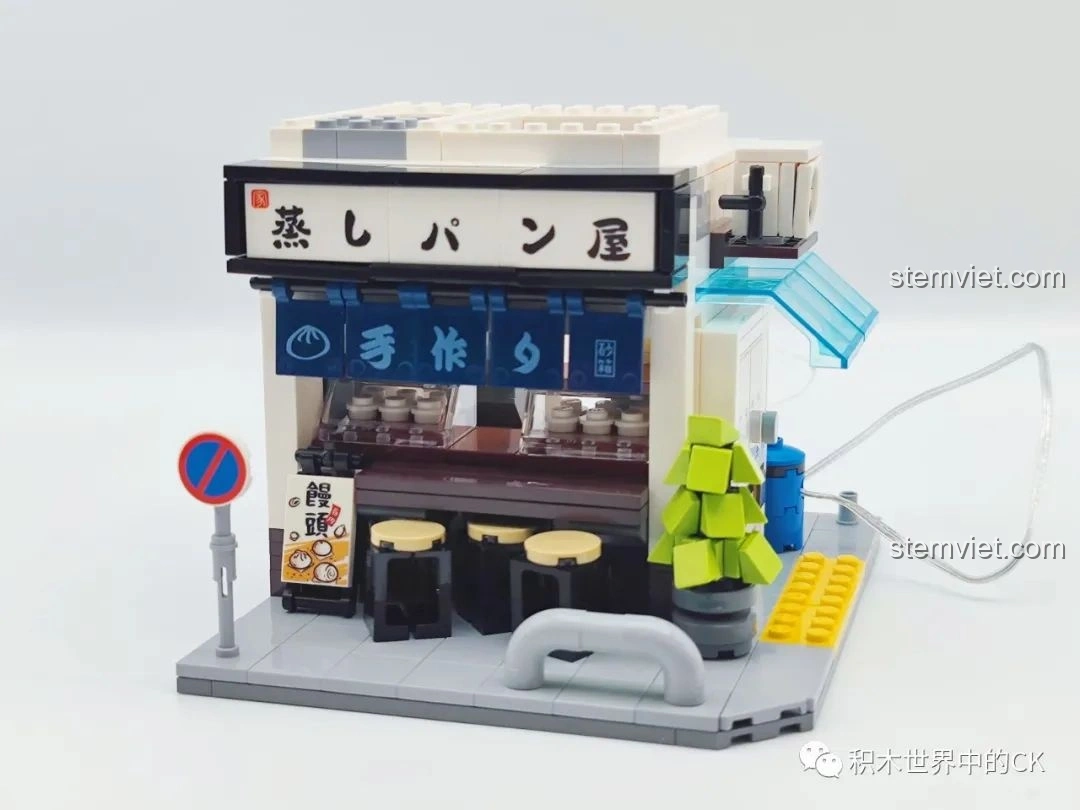 Mô hình đồ chơi CaDA C66006 Nhà Bánh Bao Nhật Bản đang trong quá trình lắp ráp, thể hiện cấu trúc ban đầu của cửa hàng.