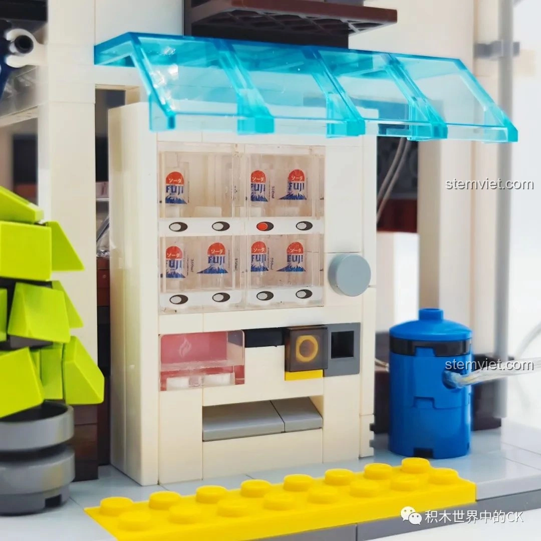 Mô hình đồ chơi CaDA C66006 Nhà Bánh Bao Nhật Bản mở ra, để lộ toàn bộ nội thất bên trong với cầu thang và các phòng.