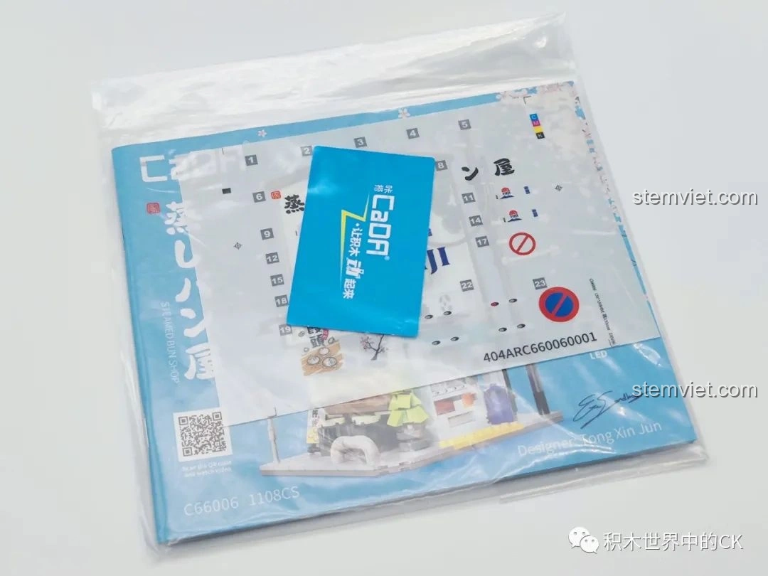 Toàn bộ nội dung bên trong hộp đồ chơi CaDA C66006 Nhà Bánh Bao Nhật Bản, bao gồm sách hướng dẫn và túi linh kiện.