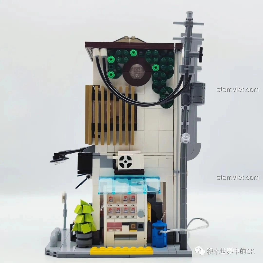 Cạnh trái của mô hình đồ chơi CaDA C66006 Nhà Bánh Bao Nhật Bản, thể hiện chi tiết mặt bên của tòa nhà.