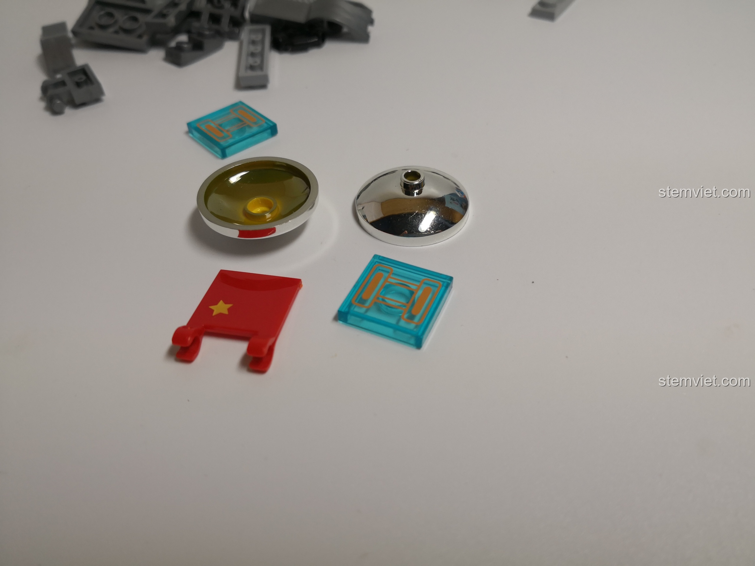 Mô hình kính thiên văn vũ trụ được lắp ráp hoàn chỉnh, với thiết kế chi tiết và chân đế vững chắc.