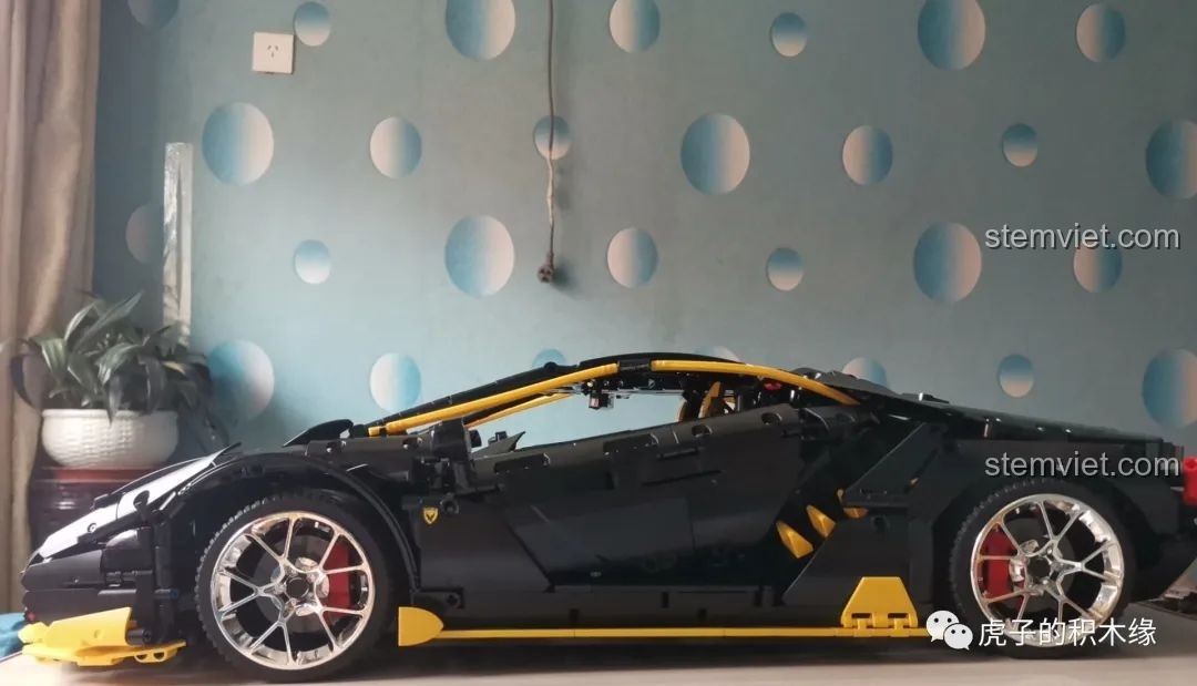 Toàn cảnh mô hình đồ chơi lắp ráp Siêu xe Lamborghini Centenario Meteor YX01 nhìn từ bên hông, nổi bật với màu đen và vàng.