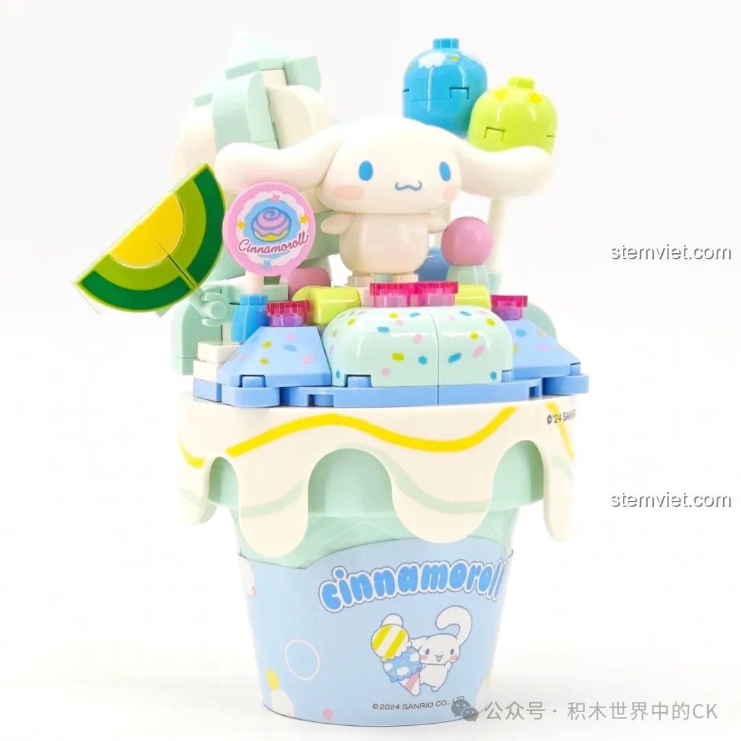 Mô hình Keeppley K20843 Cinnamoroll Kem Ốc Quế đã hoàn thành, màu xanh mint chủ đạo, có chi tiết bóng bay.