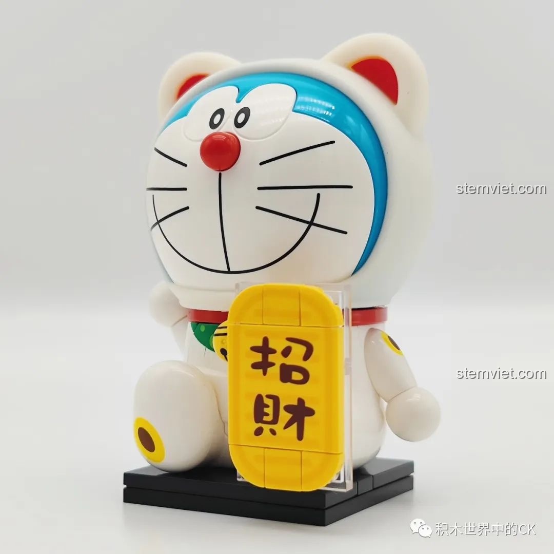 Mô hình lắp ráp Keeppley Doraemon chiêu tài K20412 đã hoàn thành, với mũ mèo và tấm bảng 