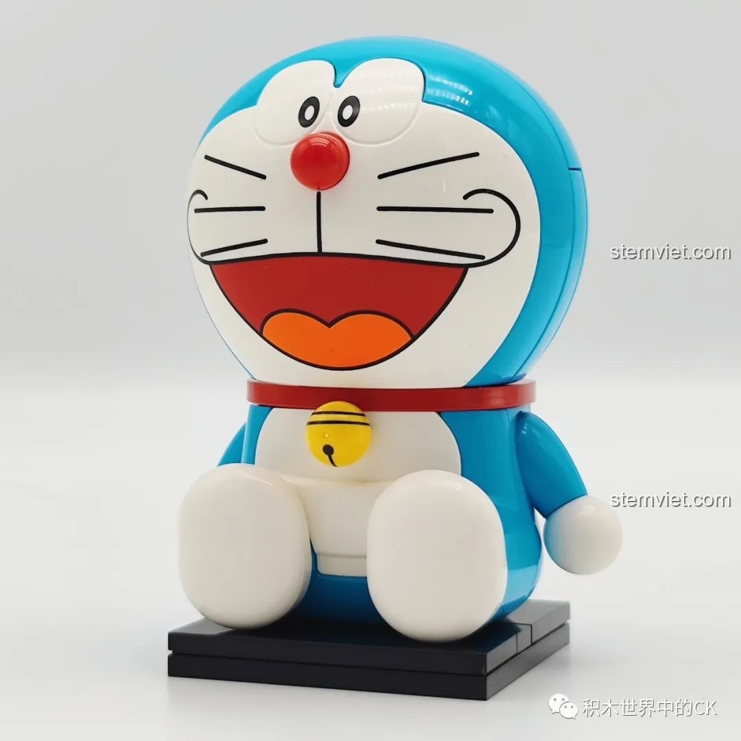 Mô hình lắp ráp Keeppley Doraemon cổ điển K20411 đã hoàn thành, thể hiện nụ cười tươi tắn và chuông vàng đặc trưng.