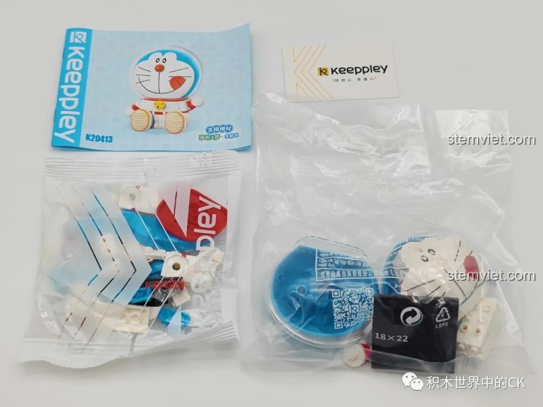 Mô hình lắp ráp Keeppley Doraemon phi hành gia K20413 đã hoàn thành, với mũ phi hành gia trong suốt và bộ đồ không gian.