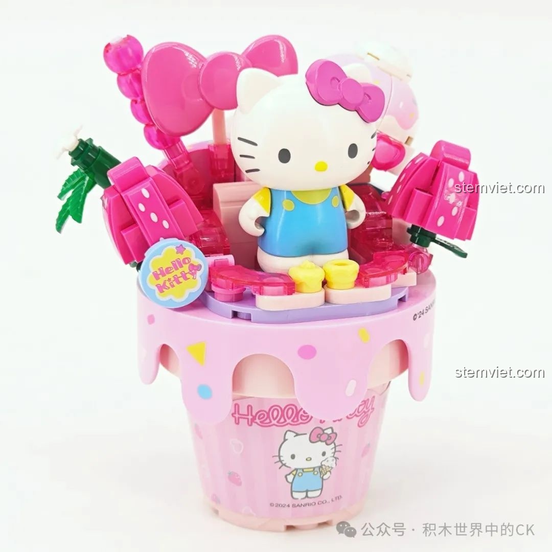 Mô hình Keeppley K20841 Hello Kitty Kem Ốc Quế đã hoàn thành, màu hồng chủ đạo, có các chi tiết dâu tây và nơ.