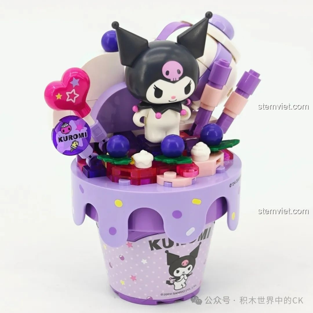 Mô hình Keeppley K20845 Kem Ốc Quế Kuromi Vị Nho đã hoàn thành, màu tím chủ đạo, có chi tiết trái tim, quả việt quất.