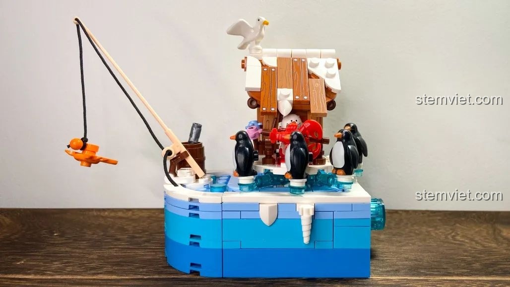 Mô hình lắp ráp Pantasy BBQ Tuyết 61001 với đế hình trái tim băng giá, nhà gỗ phủ tuyết, chim cánh cụt và tôm hùm nướng.