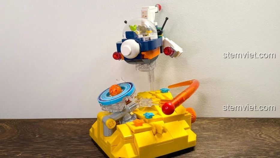 Mô hình lắp ráp Pantasy Tàu Vũ Trụ 61003 với phi thuyền bay lơ lửng trên bề mặt hành tinh lạ, có núi lửa và thiên thạch.