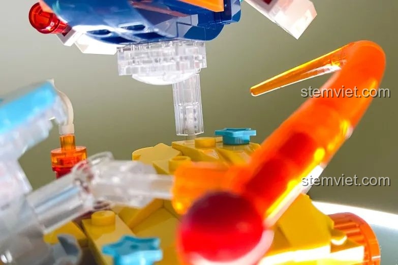 Mô hình lắp ráp Pantasy Tàu Vũ Trụ 61003 đang chuyển động, thể hiện cơ chế tương tác giúp phi thuyền lơ lửng và hành tinh quay.