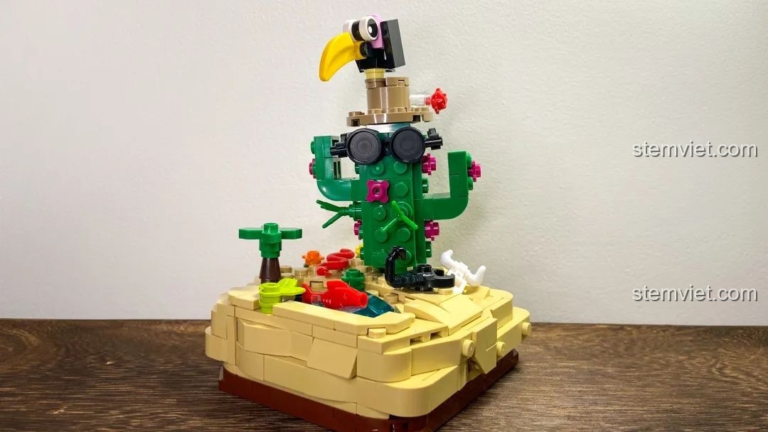 Mô hình lắp ráp Pantasy Tiên Nhân Chỉ Lộ 61002 với cảnh quan sa mạc, xương rồng đeo kính râm và chim kền kền trên đầu.