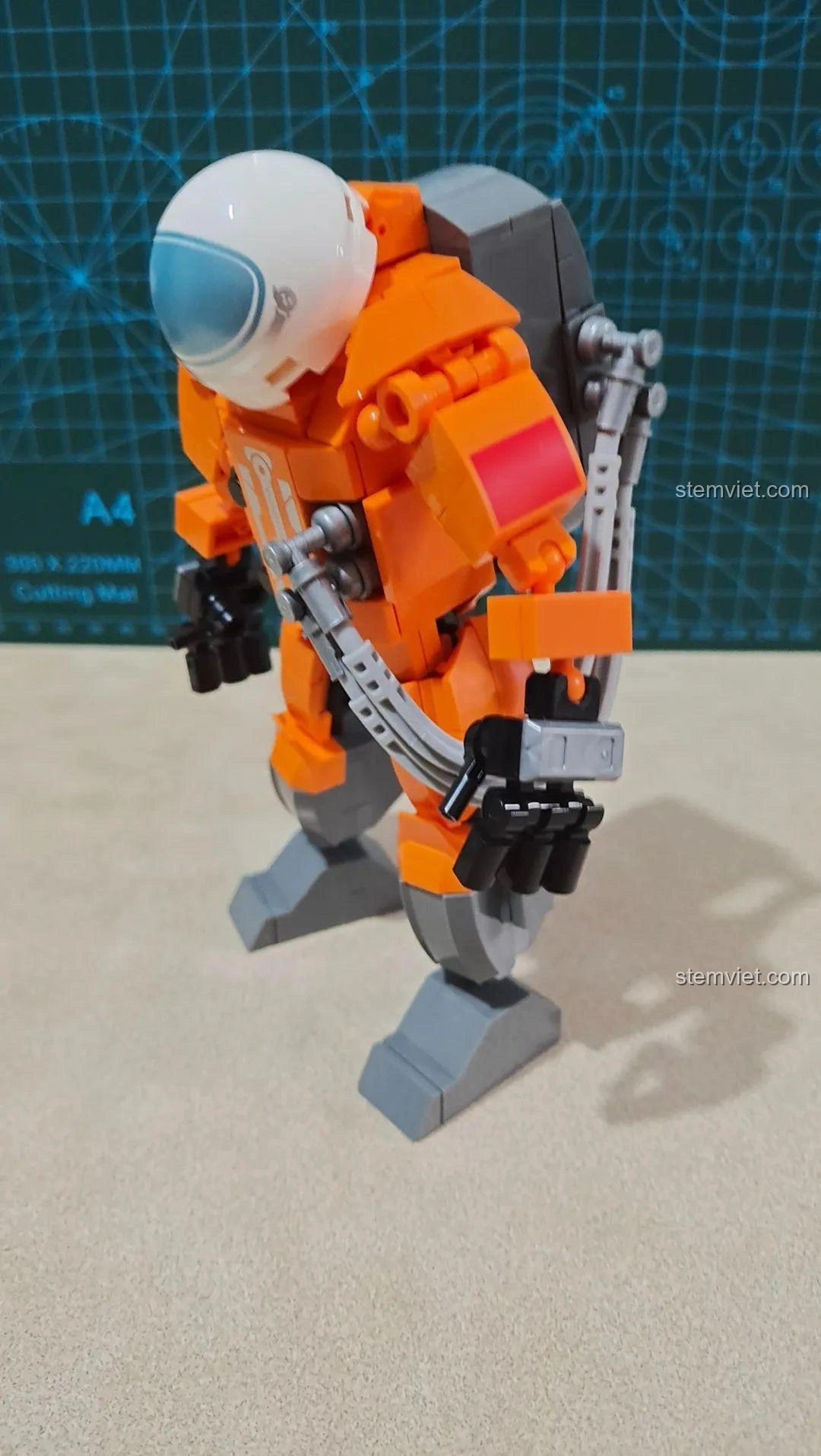 Mô hình lắp ráp Phi hành gia HA390206 WISE BLOCK nhìn từ góc chéo, khoe trọn vẹn vẻ đẹp và sự cân đối.