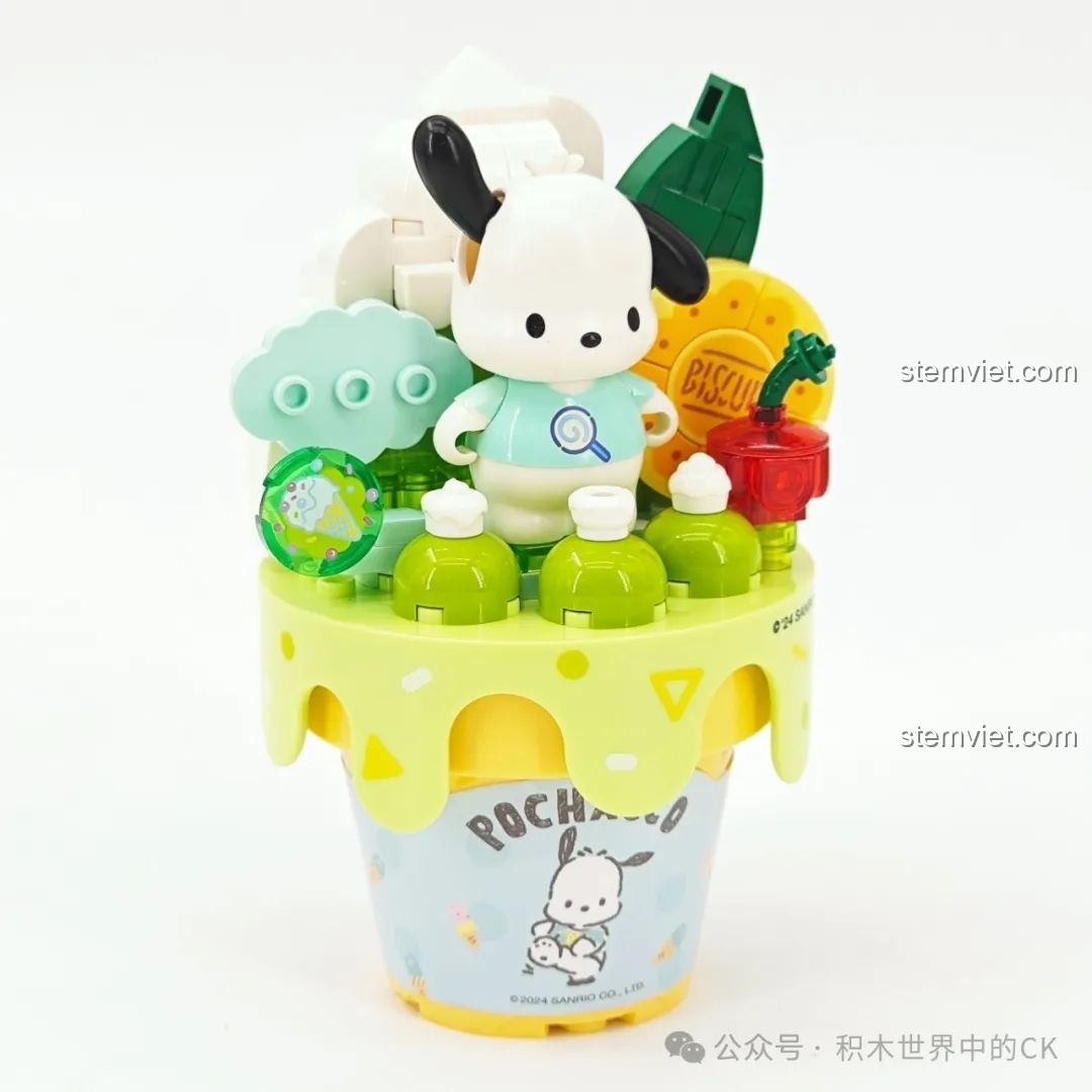 Mô hình Keeppley K20846 Pochacco Kem Ốc Quế đã hoàn thành, màu xanh lá chủ đạo, có chi tiết bánh quy, cherry.
