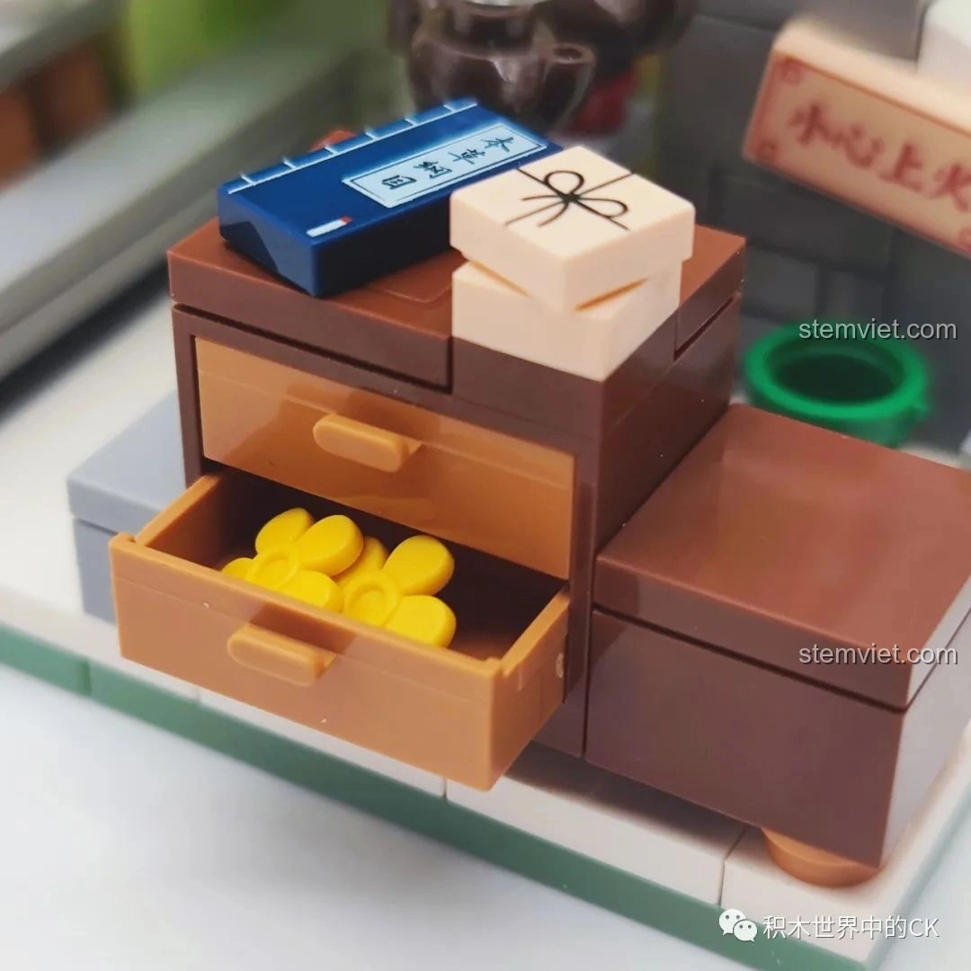 Mô hình Quán Trà Thảo Mộc Vương Lão Cát Wekki 506051 trưng bày trong hộp có đèn LED.