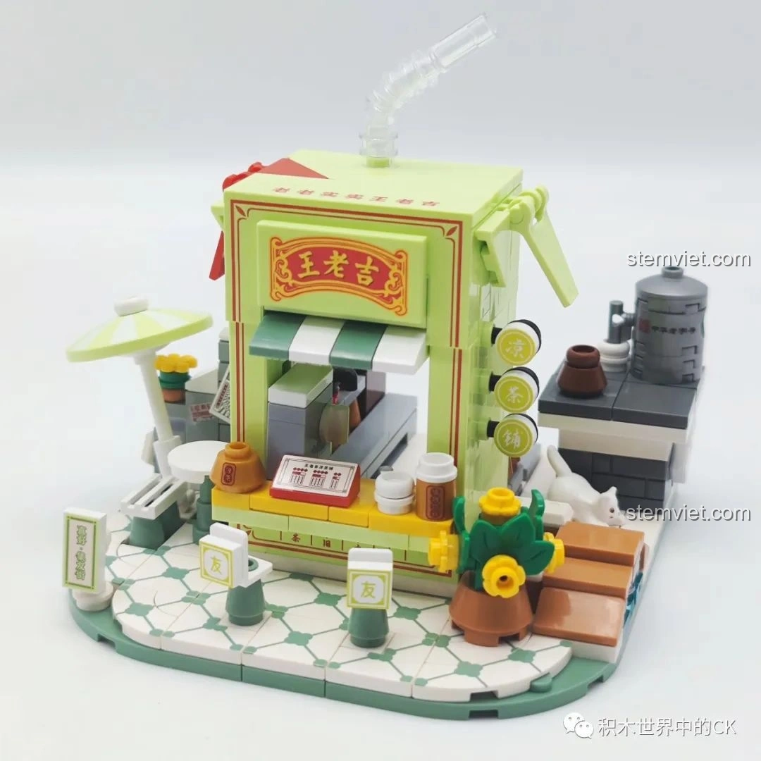 Góc nhìn bên hông của mô hình Quán Trà Thảo Mộc Vương Lão Cát Wekki 506051, thể hiện sự cân đối.