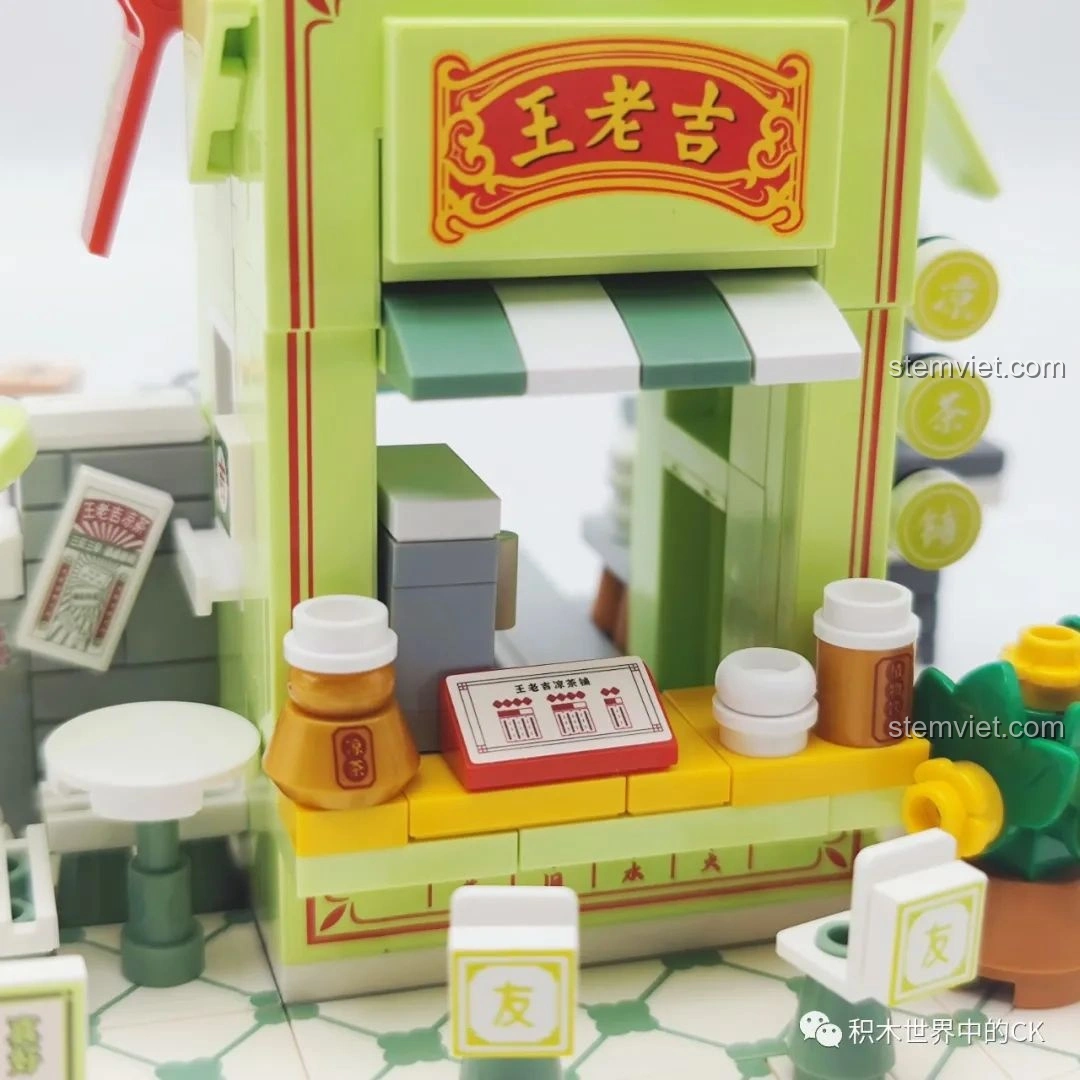 Mô hình Quán Trà Thảo Mộc Vương Lão Cát Wekki 506051 hoàn chỉnh cùng nhân vật và xe đạp.