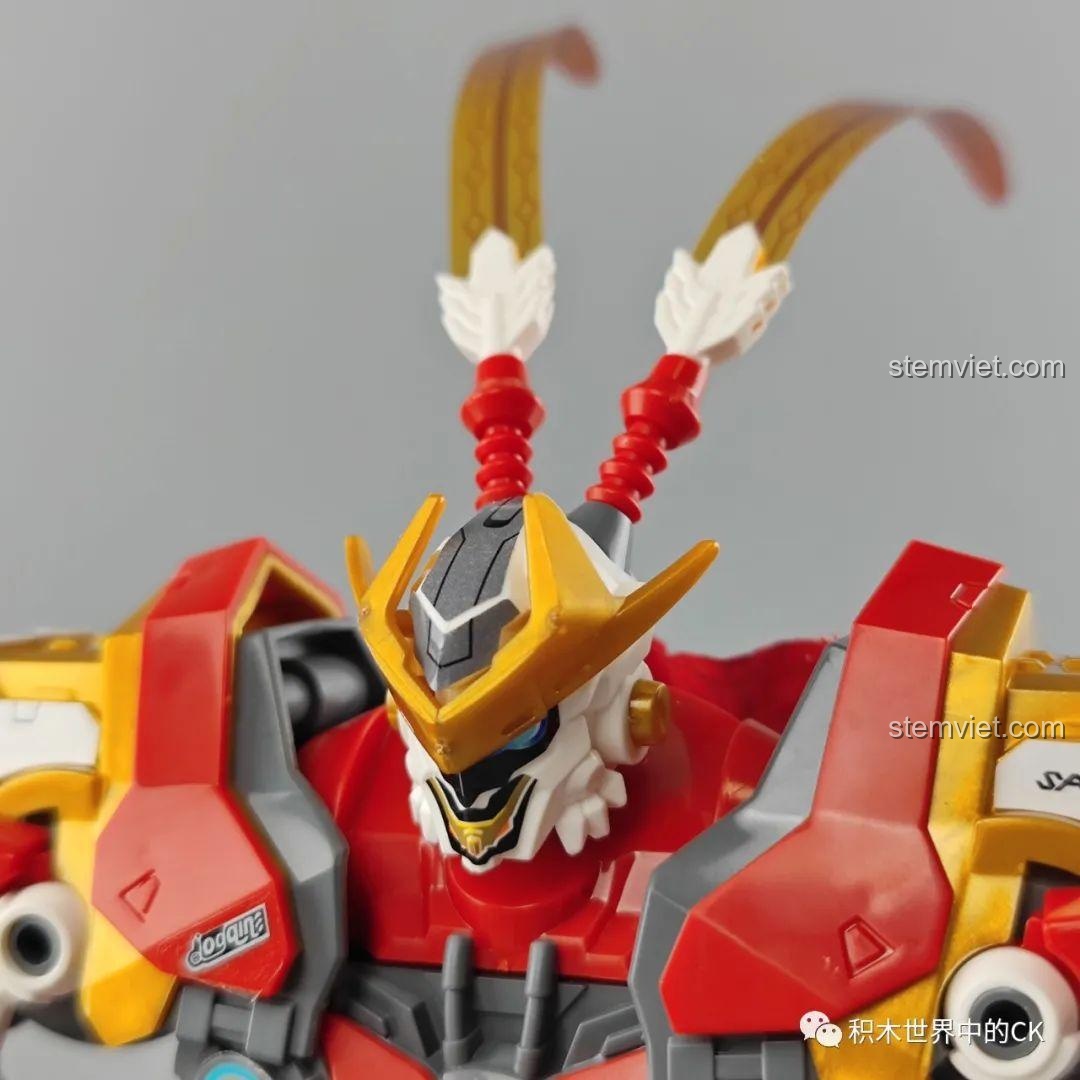 Cận cảnh chân của mô hình robot Tôn Ngộ Không 74021, chi tiết giáp và khớp gối.