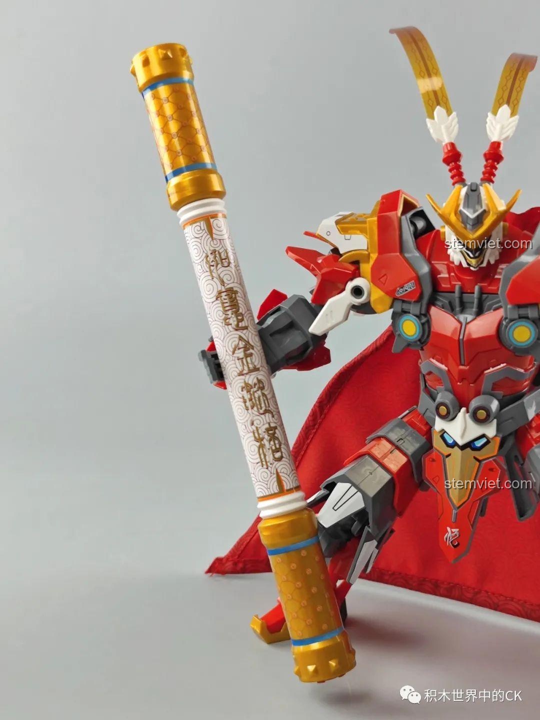 Cận cảnh đầu của mô hình robot Tôn Ngộ Không 74021, chi tiết vương miện và mắt.