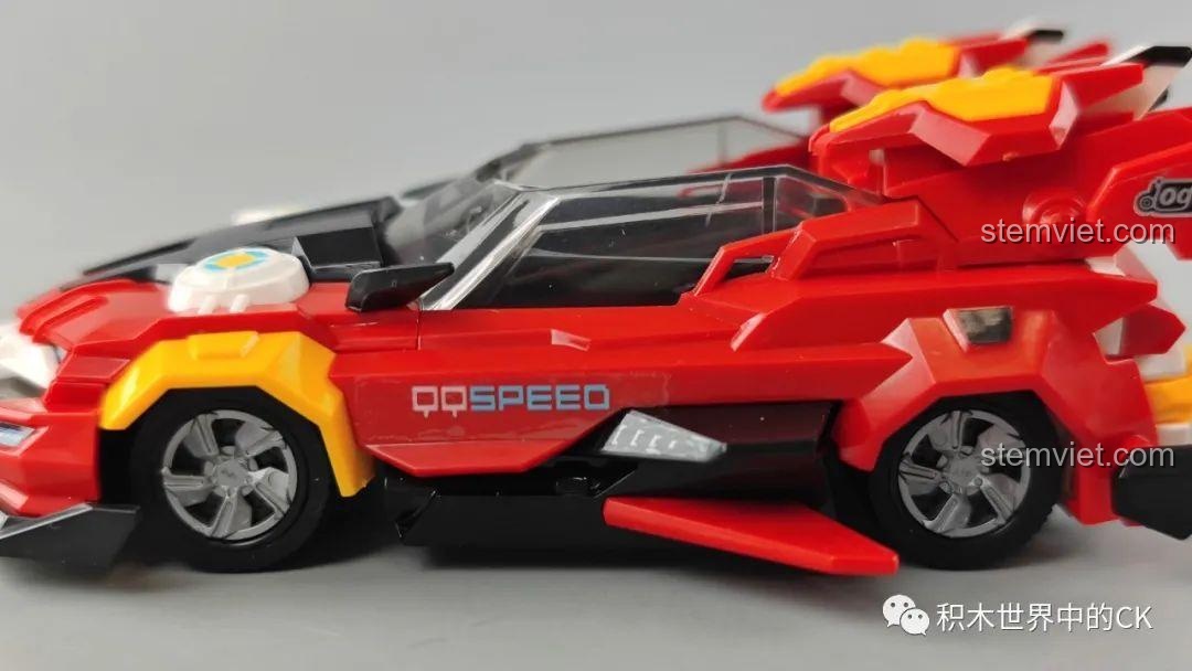 Mô hình robot Tôn Ngộ Không 74021 với Kim Cô Bổng, góc nhìn khác, thể hiện khớp nối linh hoạt.