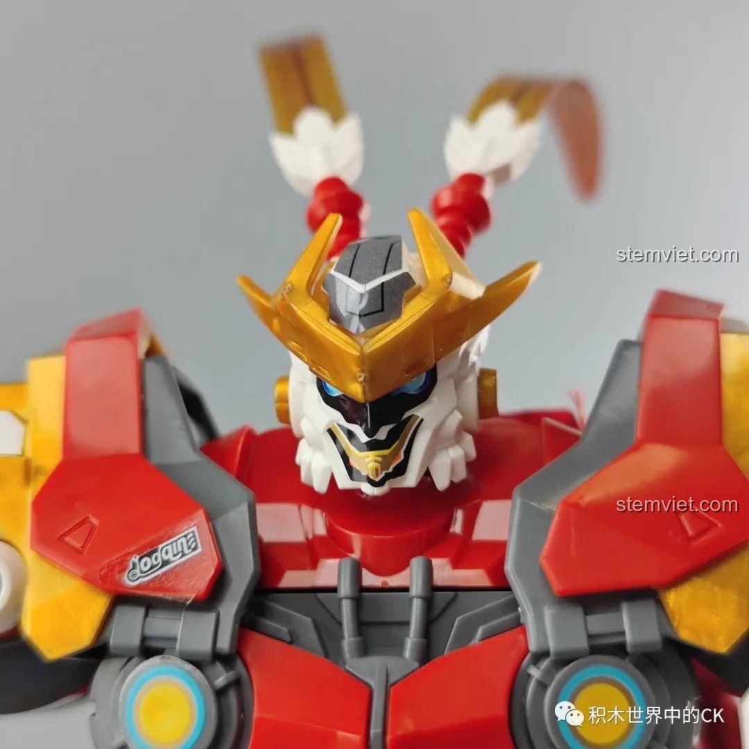 Mô hình robot Tôn Ngộ Không 74021 trong tư thế quỳ gối, thể hiện độ linh hoạt của khớp.