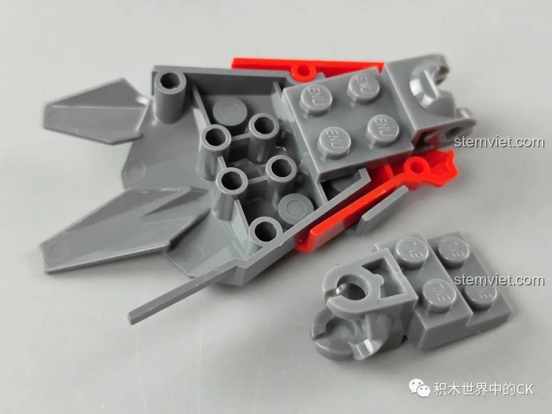 Phần thân của mô hình robot Tôn Ngộ Không 74021 đã hoàn thiện, dáng đứng mạnh mẽ.