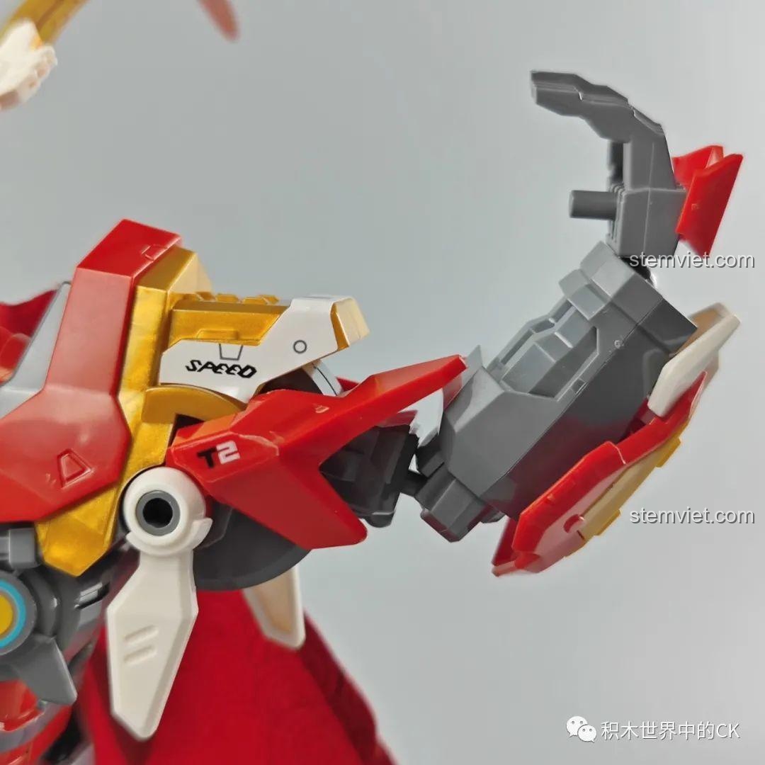 Mô hình robot Tôn Ngộ Không 74021 trong tư thế chiến đấu, sẵn sàng vung Kim Cô Bổng.