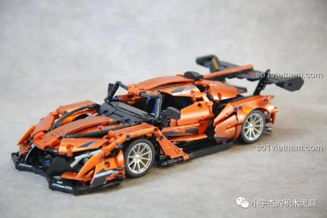 Mô hình xe Mercedes AMG Bạc Quỷ MJ Blocks 8620A nhìn từ phía trước với hai cửa mở ra như cánh chim.