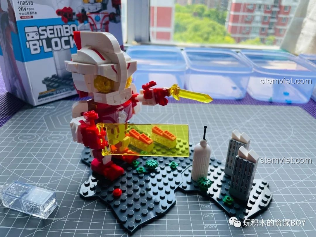 Mô hình lắp ráp Ultraman Mebius SEMBO 108518 hoàn chỉnh, cầm khiên và kiếm, đứng trên đế cảnh quan.