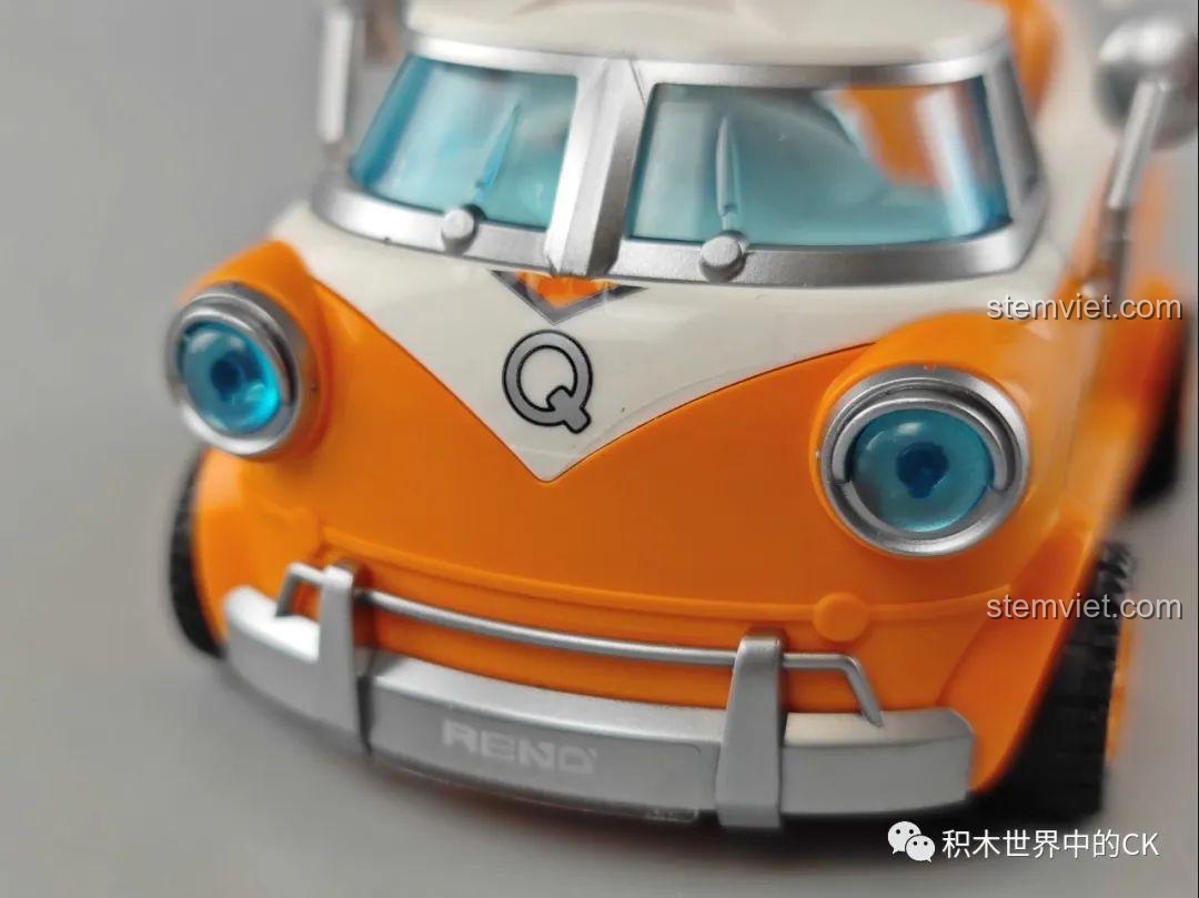 Cận cảnh decal số 7 và logo bên hông mô hình lắp ráp xe đua Đại Q Ba 74015.