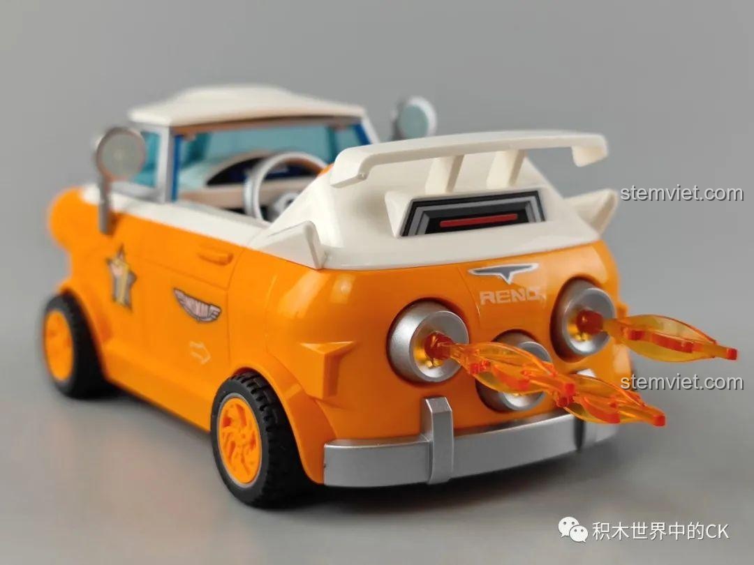 Cận cảnh đuôi xe của mô hình lắp ráp xe đua Đại Q Ba 74015 với hiệu ứng lửa từ ống xả.