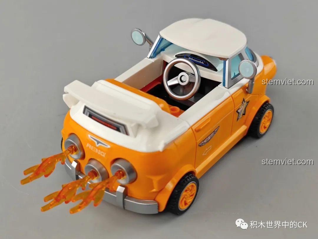 Mô hình lắp ráp xe đua Đại Q Ba 74015 nhìn từ góc 3/4 phía sau, với hiệu ứng lửa.