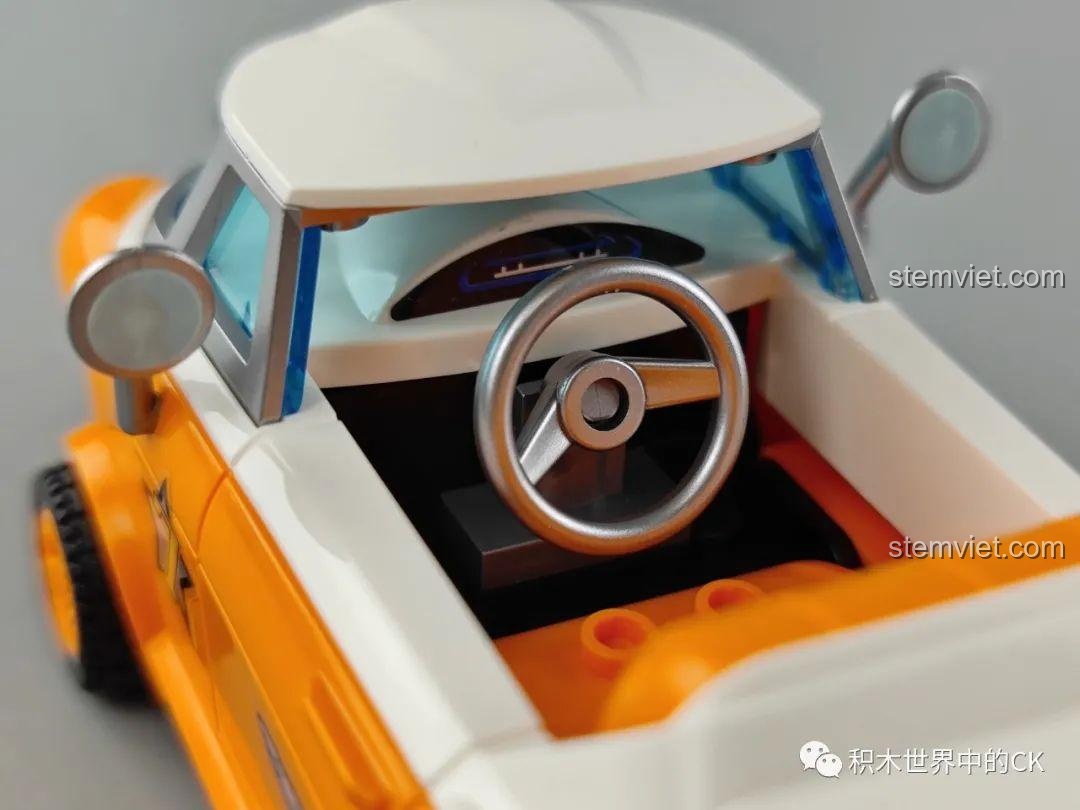 Hiệu ứng lửa màu cam trong suốt phía sau mô hình lắp ráp xe đua Đại Q Ba 74015.