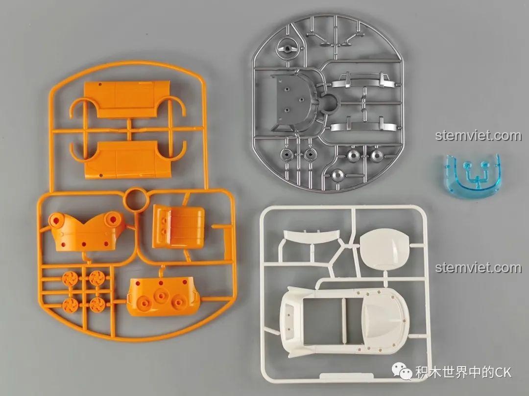 Các vỉ mảnh ghép màu cam, trắng và bạc của mô hình lắp ráp xe đua Đại Q Ba 74015.