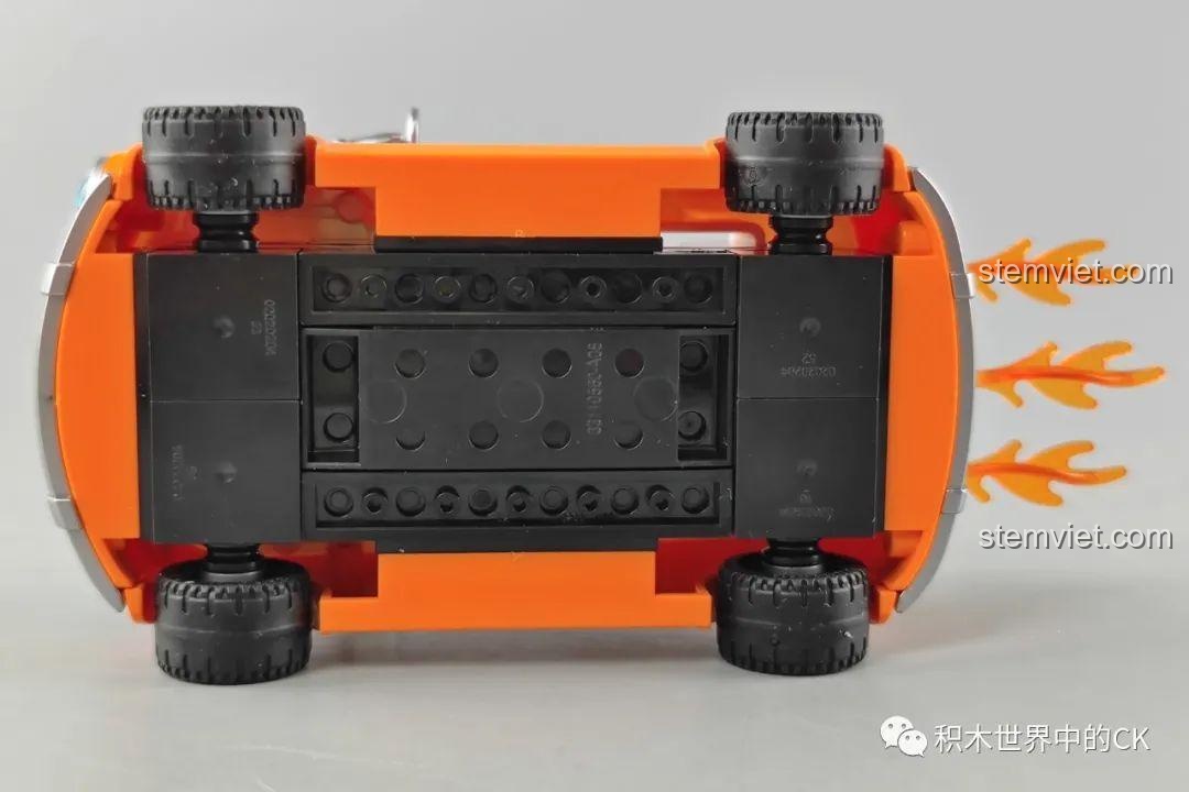 Mặt dưới của mô hình lắp ráp xe đua Đại Q Ba 74015, cho thấy các khớp nối và bánh xe.