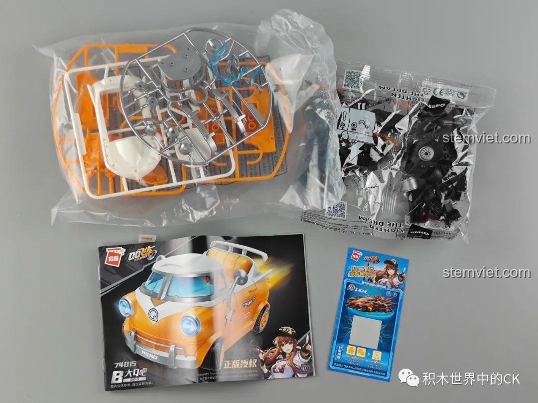 Các mảnh ghép và sách hướng dẫn bên trong hộp mô hình lắp ráp xe đua Đại Q Ba 74015 của Enlighten.