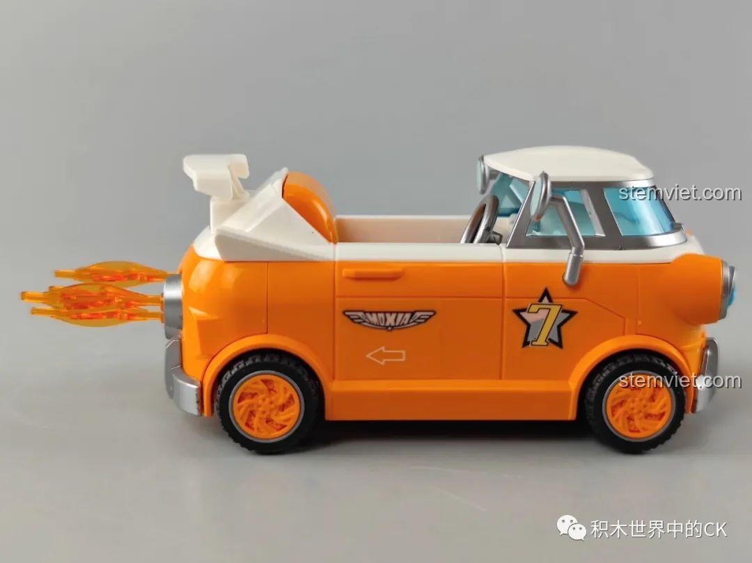 Mô hình lắp ráp xe đua Đại Q Ba 74015 nhìn từ góc nghiêng bên hông, với các chi tiết decal.