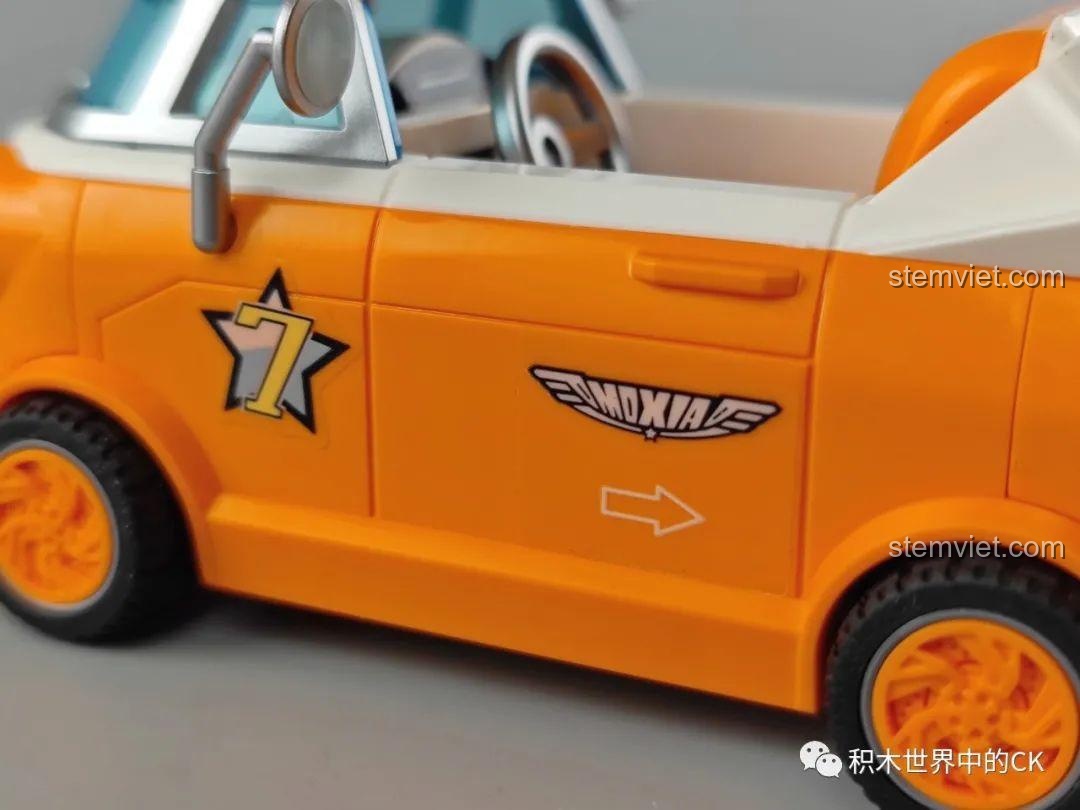 Cận cảnh vô lăng và bảng điều khiển bên trong khoang lái của mô hình xe đua Đại Q Ba 74015.