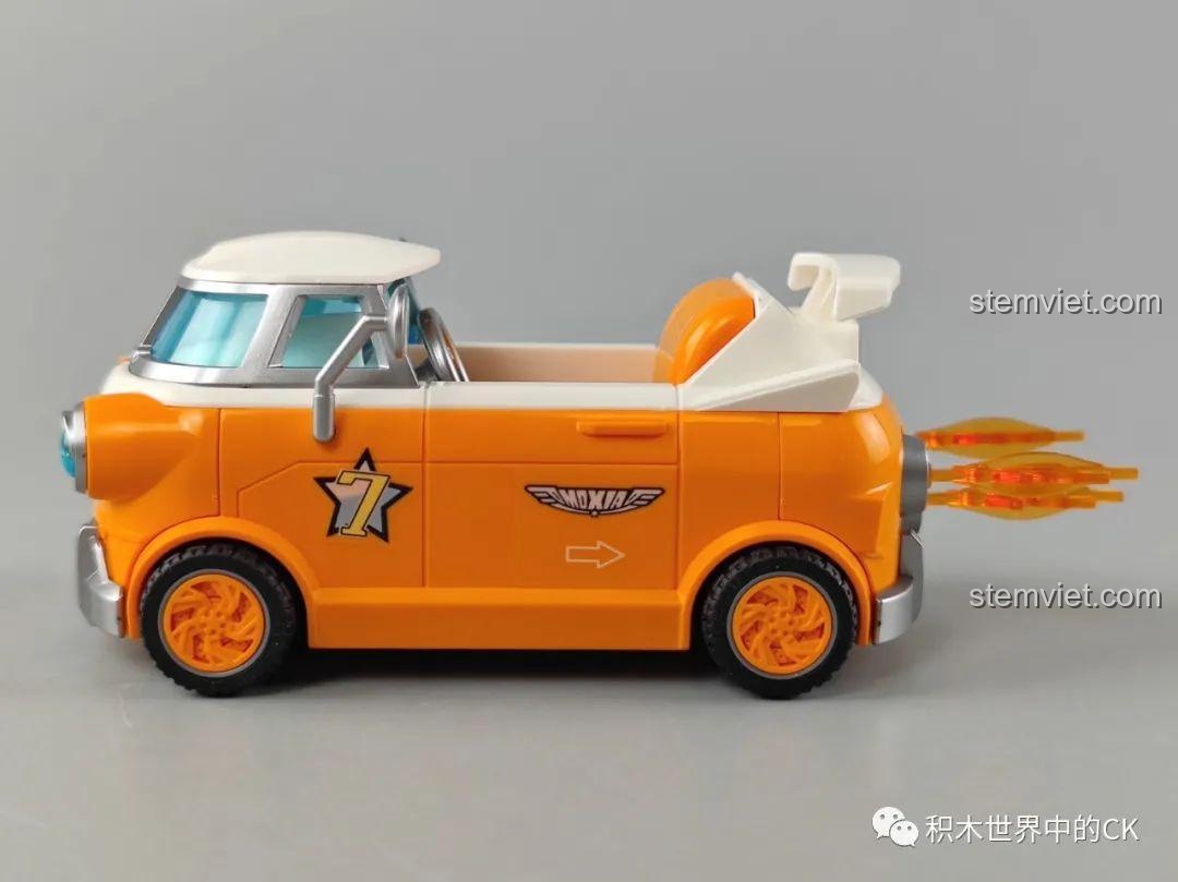 Thân xe của mô hình lắp ráp xe đua Đại Q Ba 74015 với decal số 7 và hiệu ứng lửa phía sau.