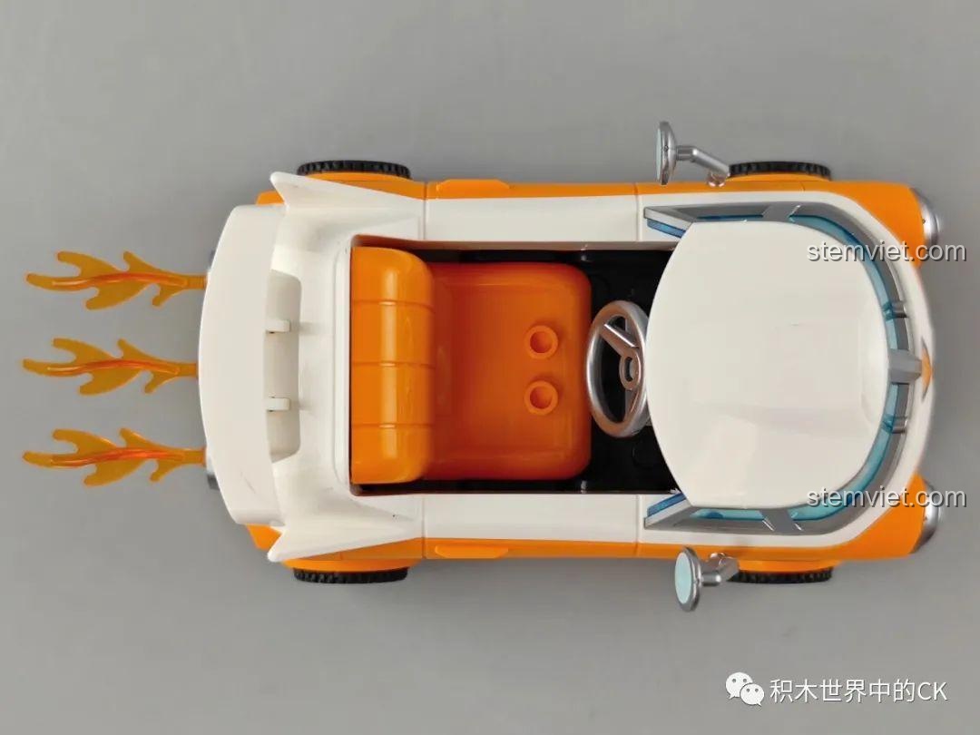 Góc nhìn từ trên xuống của mô hình lắp ráp xe đua Đại Q Ba 74015, khoang lái mở.