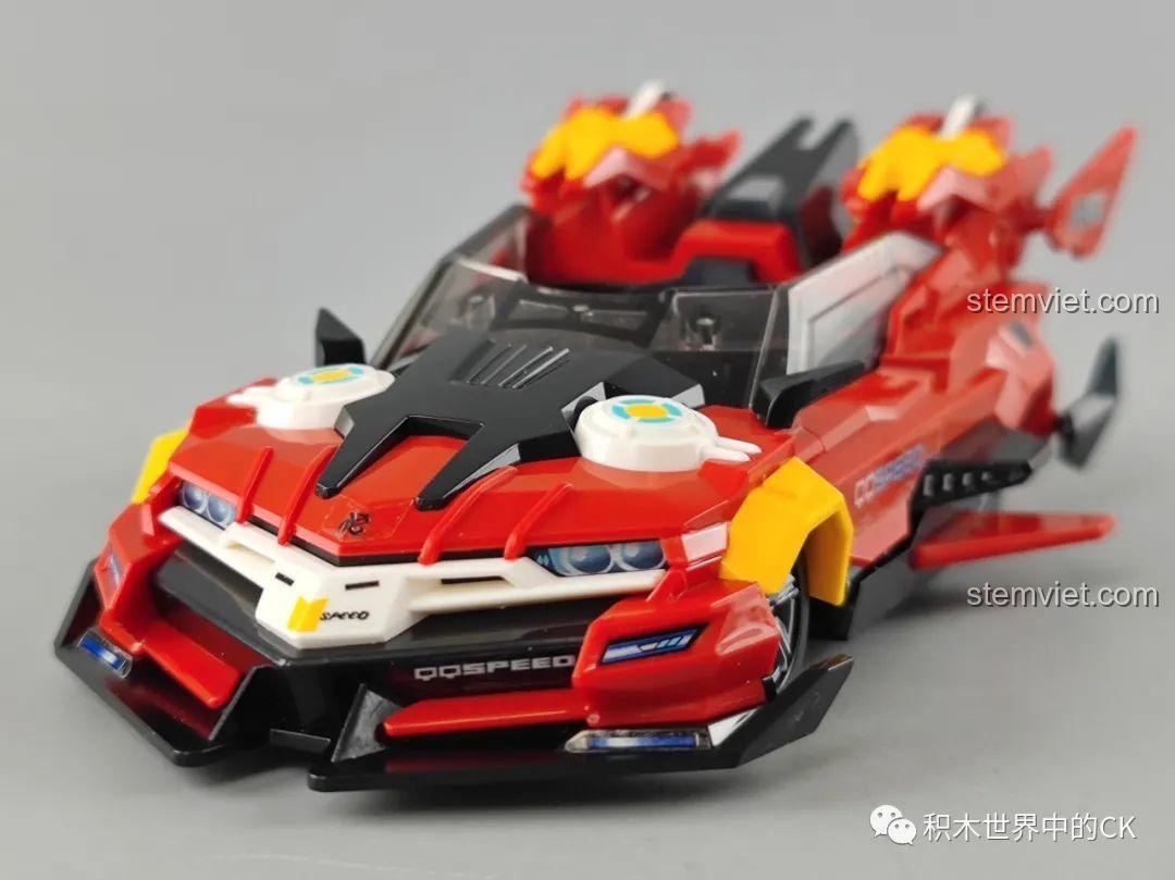 Góc nhìn bên hông của mô hình lắp ráp xe đua Tôn Ngộ Không 74021, với các chi tiết cánh gió.