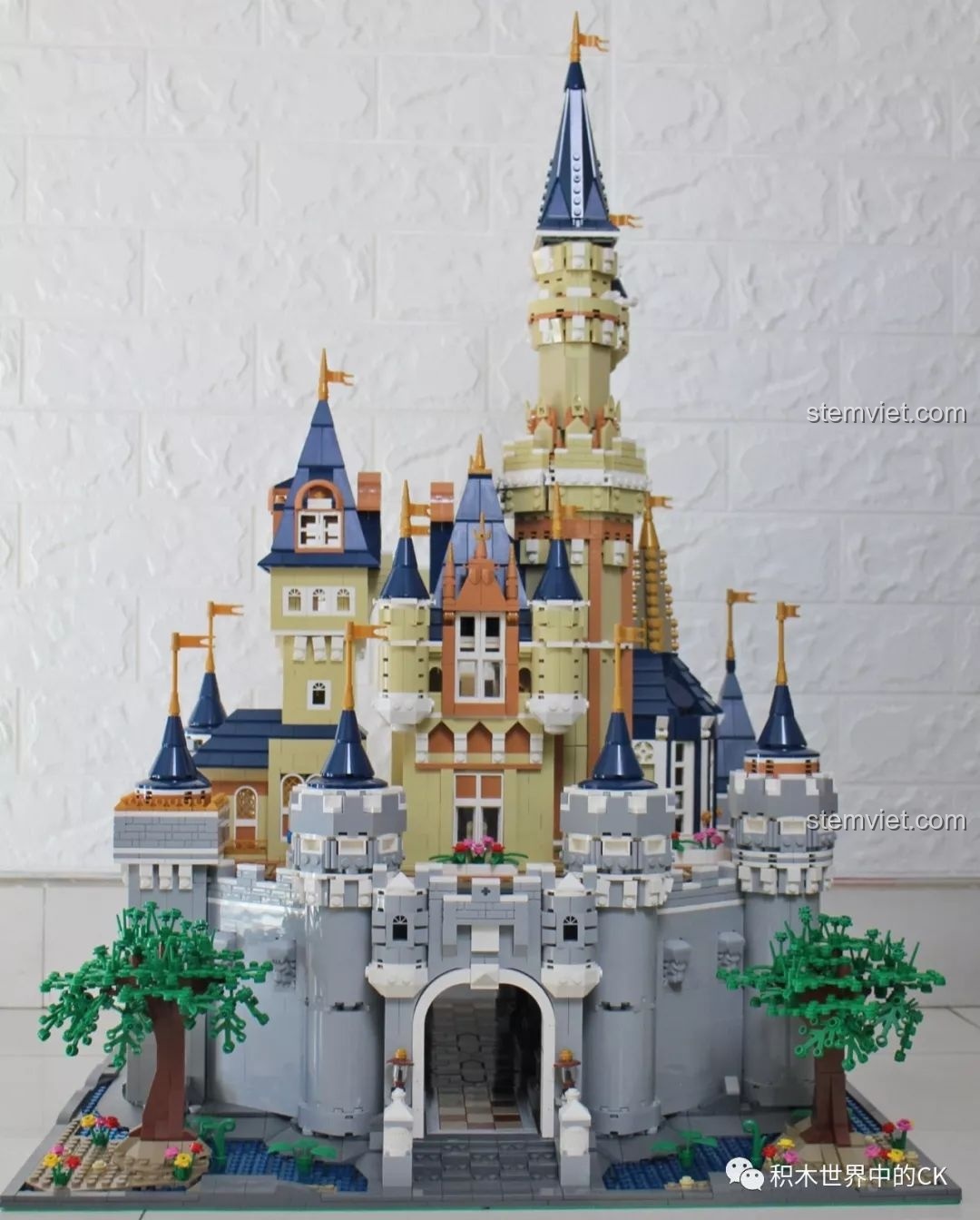 Mô hình Lâu đài cổ tích Disney Mould King 13132 hoàn chỉnh nhìn từ mặt trước, vô cùng hoành tráng và chi tiết.