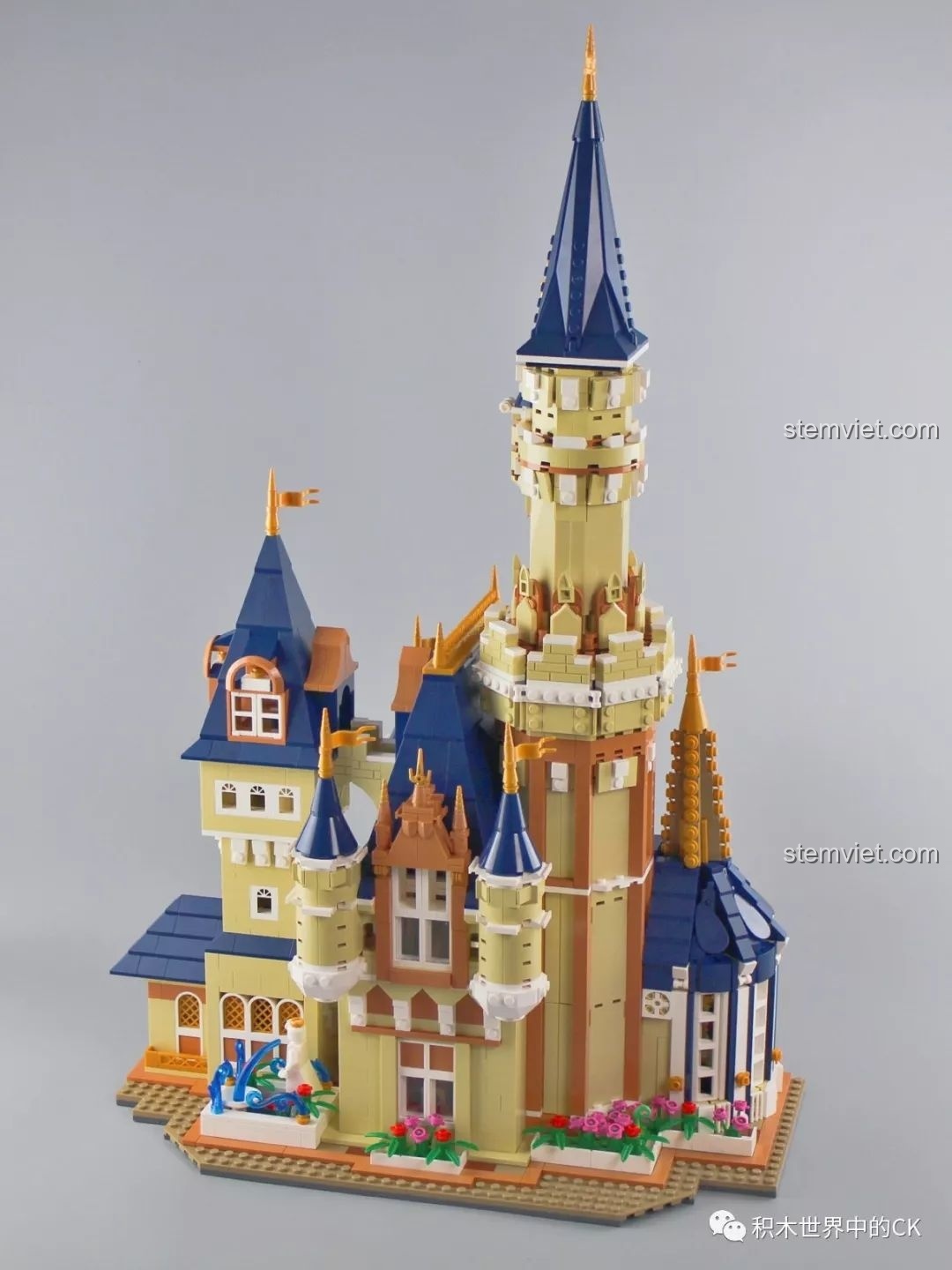 Mô hình Lâu đài Disney Mould King 13132 gần hoàn thiện, chuẩn bị ghép các module lại với nhau.