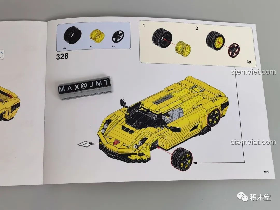Mô hình Lego Koenigsegg Regera màu vàng đang dần thành hình.