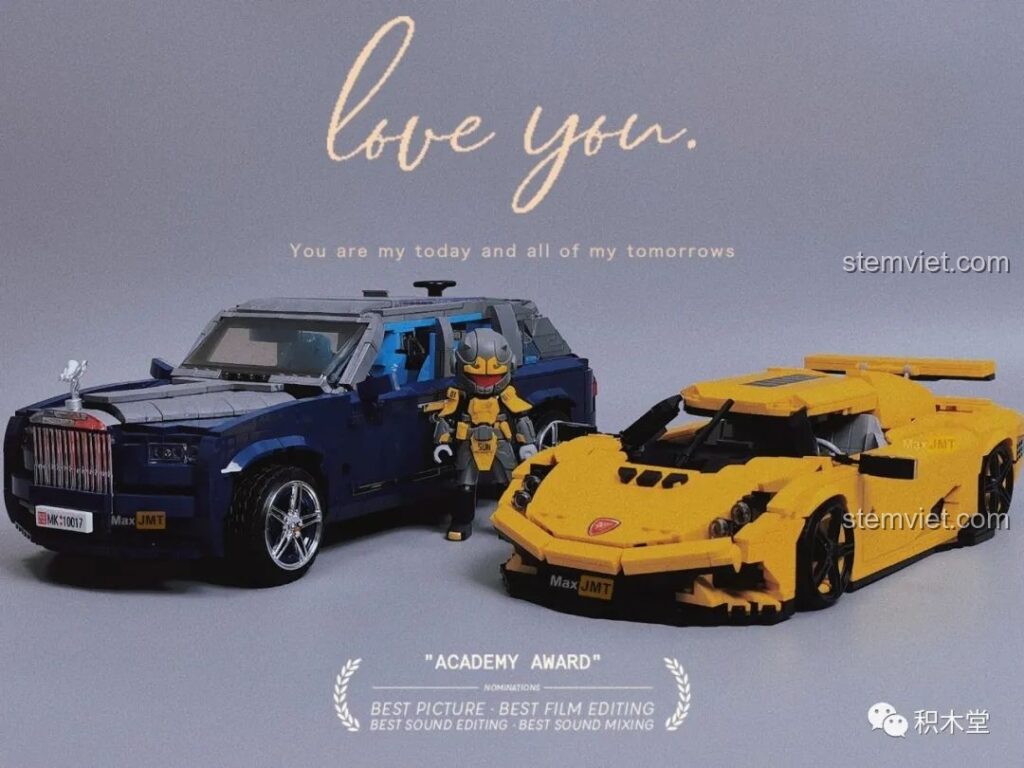 Mô hình Lego Koenigsegg Regera màu vàng bên cạnh một chiếc xe màu xanh và một nhân vật robot.